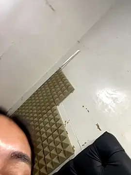 Snapshot of ur_sluttyvia chatting on December 23, 8:45 am ur sluttyvia online show from December 23, 8:45 am