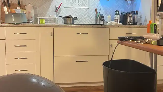 Snapshot of andrenoma427 chatting on November 25, 4:12 am andrenoma427 online show from November 25, 4:12 am