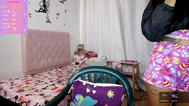 Snapshot of TaylorLight chatting on December 4, 9:40 am TaylorLight online show from December 4, 9:40 am