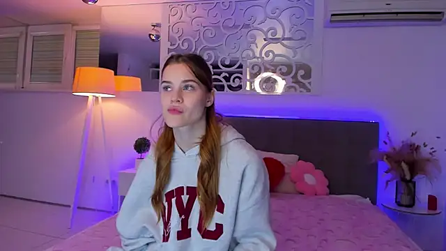 LuisaClover online show from December 1, 1:49 pm