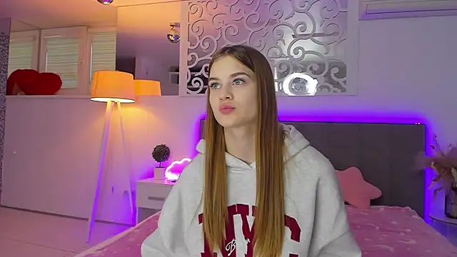 LuisaClover online show from December 3, 1:20 pm