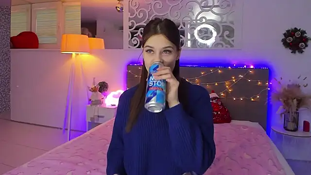 LuisaClover online show from December 16, 1:16 pm