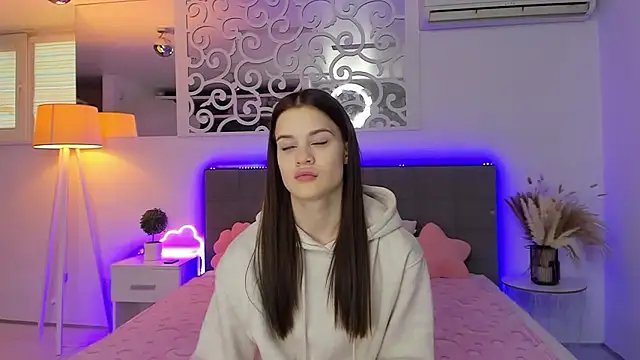 LuisaClover online show from January 18, 1:15 pm