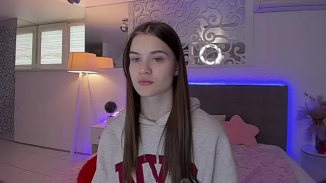 Snapshot of LuisaClover chatting on April 19, 12:26 pm LuisaClover online show from April 19, 12:26 pm