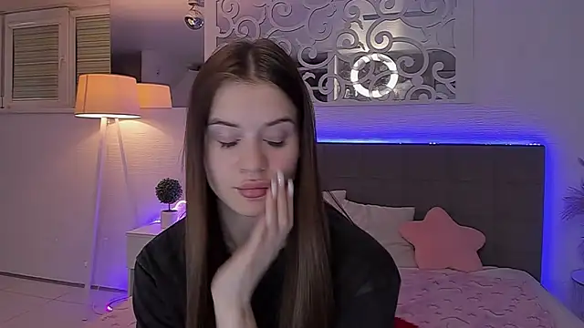 Snapshot of LuisaClover chatting on April 19, 6:10 pm LuisaClover online show from April 19, 6:10 pm