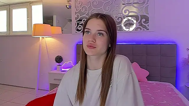 Snapshot of LuisaClover chatting on June 3, 12:19 pm LuisaClover online show from June 3, 12:19 pm