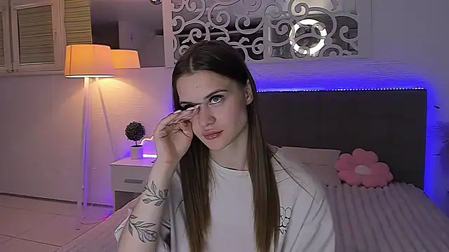LuisaClover online show from June 27, 12:15 am