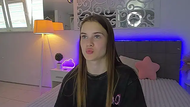 LuisaClover online show from August 5, 12:08 pm