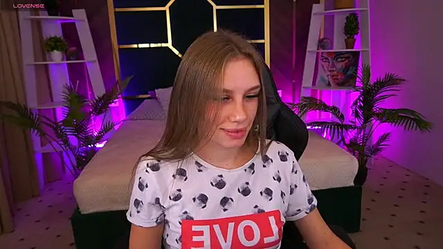 Snapshot of HeyEmilly chatting on October 22, 7:13 pm HeyEmilly online show from October 22, 7:13 pm