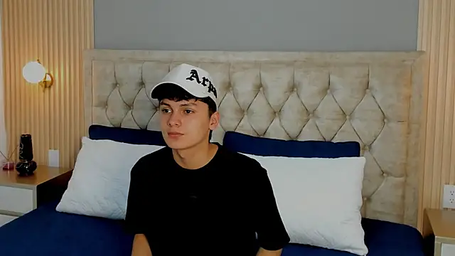 Maxii18  online show from January 11, 2:49 am