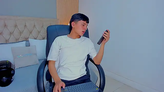 Maxii18  online show from February 11, 3:33 am