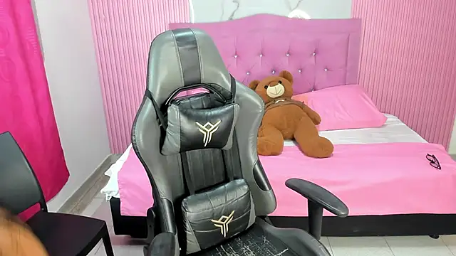 Snapshot of Milu_17 chatting on October 29, 10:50 am Milu 17 online show from October 29, 10:50 am