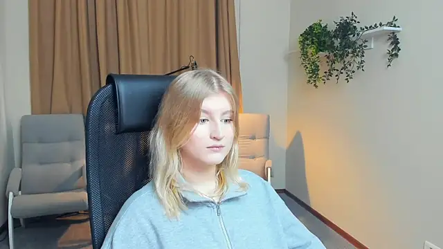 Snapshot of LisaRais chatting on October 25, 9:28 am LisaRais online show from October 25, 9:28 am