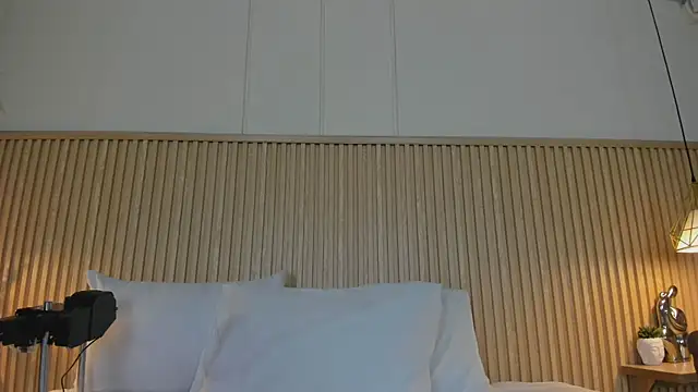 NahimiThompson online show from July 4, 7:53 pm