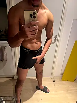 Snapshot of bigDickParis92 chatting on October 24, 9:44 pm bigDickParis92 online show from October 24, 9:44 pm