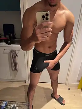 Snapshot of bigDickParis92 chatting on October 25, 5:51 pm bigDickParis92 online show from October 25, 5:51 pm