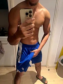 Snapshot of bigDickParis92 chatting on October 26, 3:51 pm bigDickParis92 online show from October 26, 3:51 pm