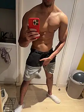 Snapshot of bigDickParis92 chatting on April 4, 3:38 am bigDickParis92 online show from April 4, 3:38 am