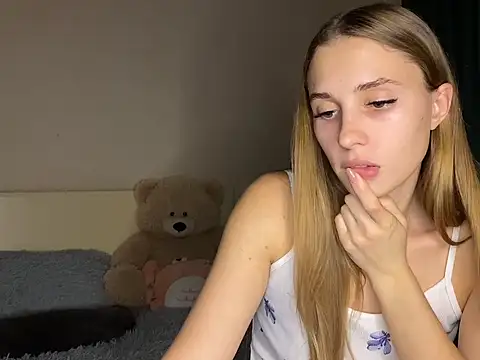 Snapshot of little-girl05 chatting on October 28, 8:00 pm little-girl05 online show from October 28, 8:00 pm