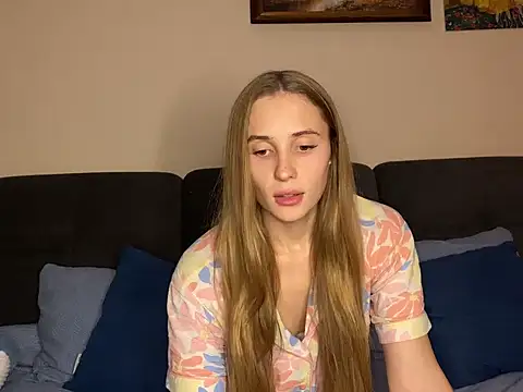 Snapshot of little-girl05 chatting on December 3, 8:07 pm little-girl05 online show from December 3, 8:07 pm