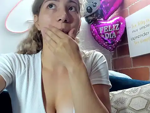 Snapshot of luna_liore chatting on December 18, 7:42 pm luna liore online show from December 18, 7:42 pm