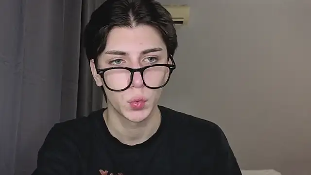 Snapshot of Oliver_star_boy_ chatting on November 4, 5:34 pm Oliver star boy online show from November 4, 5:34 pm