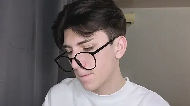 Snapshot of Oliver_star_boy_ chatting on November 17, 4:35 pm Oliver star boy online show from November 17, 4:35 pm