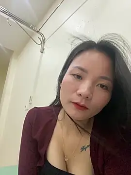 Snapshot of Bee_Yellow00 chatting on October 31, 4:35 am Bee Yellow00 online show from October 31, 4:35 am