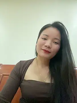 Snapshot of Bee_Yellow00 chatting on November 3, 4:47 am Bee Yellow00 online show from November 3, 4:47 am