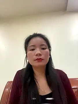 Snapshot of Bee_Yellow00 chatting on November 4, 4:33 am Bee Yellow00 online show from November 4, 4:33 am