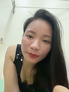 Snapshot of Bee_Yellow00 chatting on November 6, 4:24 am Bee Yellow00 online show from November 6, 4:24 am