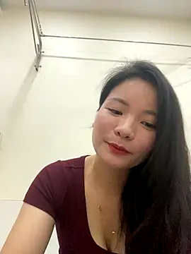 Snapshot of Bee_Yellow00 chatting on November 7, 4:23 am Bee Yellow00 online show from November 7, 4:23 am