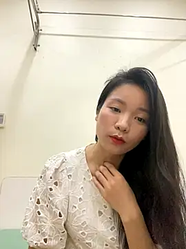 Snapshot of Bee_Yellow00 chatting on November 10, 4:33 am Bee Yellow00 online show from November 10, 4:33 am