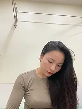 Snapshot of Bee_Yellow00 chatting on November 11, 4:23 am Bee Yellow00 online show from November 11, 4:23 am