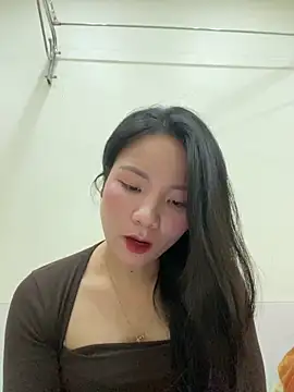 Snapshot of Bee_Yellow00 chatting on November 20, 4:56 am Bee Yellow00 online show from November 20, 4:56 am