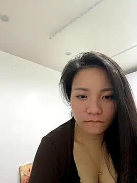 Snapshot of Bee_Yellow00 chatting on November 21, 5:55 pm Bee Yellow00 online show from November 21, 5:55 pm