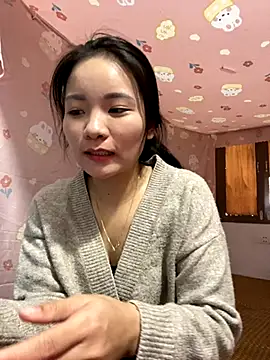 Snapshot of Bee_Yellow00 chatting on November 23, 2:22 am Bee Yellow00 online show from November 23, 2:22 am