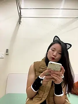 Snapshot of Bee_Yellow00 chatting on November 28, 4:48 am Bee Yellow00 online show from November 28, 4:48 am