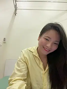 Snapshot of Bee_Yellow00 chatting on December 3, 4:31 am Bee Yellow00 online show from December 3, 4:31 am