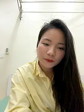 Snapshot of Bee_Yellow00 chatting on December 4, 4:33 am Bee Yellow00 online show from December 4, 4:33 am