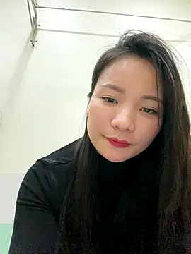 Snapshot of Bee_Yellow00 chatting on December 5, 4:43 am Bee Yellow00 online show from December 5, 4:43 am