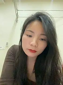 Snapshot of Bee_Yellow00 chatting on December 15, 4:39 am Bee Yellow00 online show from December 15, 4:39 am