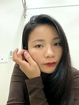 Snapshot of Bee_Yellow00 chatting on December 16, 5:01 am Bee Yellow00 online show from December 16, 5:01 am