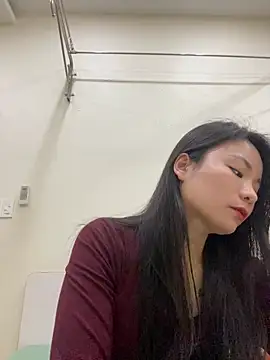 Snapshot of Bee_Yellow00 chatting on December 17, 4:18 am Bee Yellow00 online show from December 17, 4:18 am