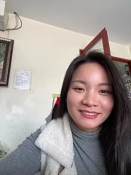 Snapshot of Bee_Yellow00 chatting on December 18, 3:56 am Bee Yellow00 online show from December 18, 3:56 am