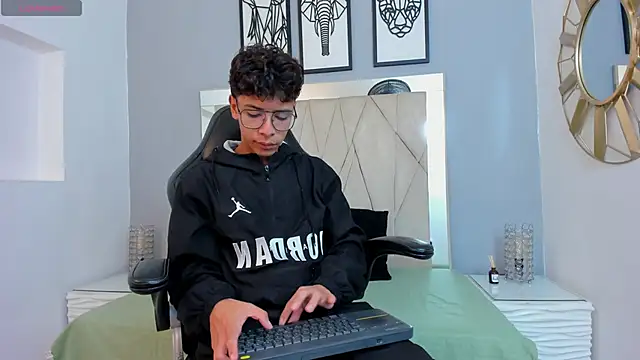 Snapshot of adams_bobby chatting on November 30, 11:25 am adams bobby online show from November 30, 11:25 am