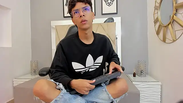 Snapshot of adams_bobby chatting on December 4, 11:30 am adams bobby online show from December 4, 11:30 am