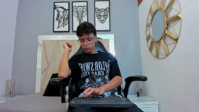 adams bobby online show from December 18, 11:38 am