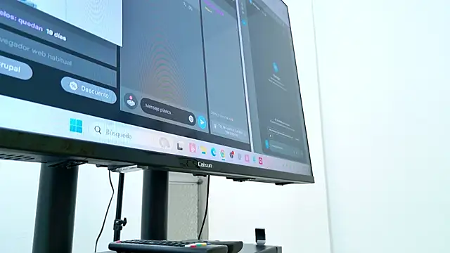 Snapshot of Stacy_London chatting on November 23, 8:19 pm Stacy London online show from November 23, 8:19 pm