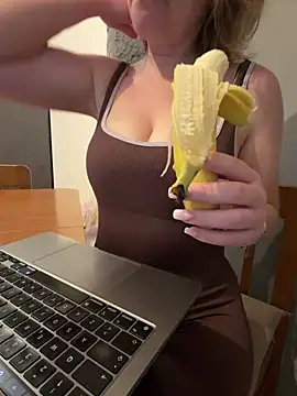 Kimmeow online show from April 27, 4:49 pm